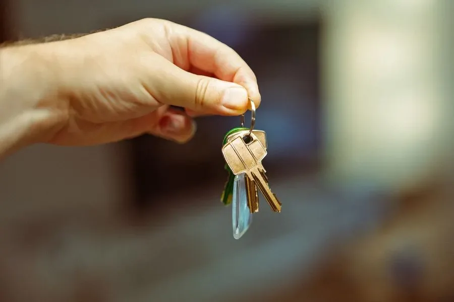 Hand holding a set of house keys – residential locksmith Hucknall help for landlords and letting agents from Locksmith Hucknall