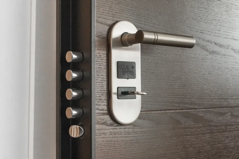 uPVC door won't lock – multipoint lock and lever handle on a door, how to identify the problem in Hucknall, Locksmith Hucknall guide